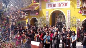 Bẻ lộc khi đi lễ chùa đầu năm không phải là cách cầu may đúng đắn, lộc thật là tâm an, sống thiện, không hái lấy cây cối nơi cửa chùa.