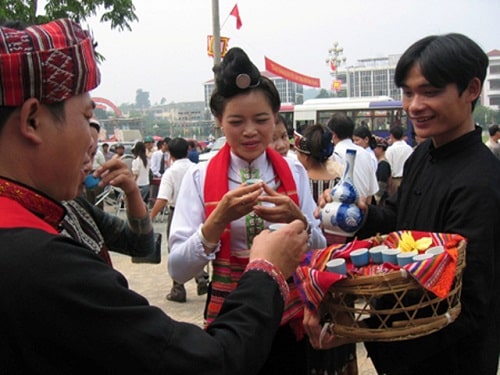 Phong tuc cuoi hoi doc dao o VN